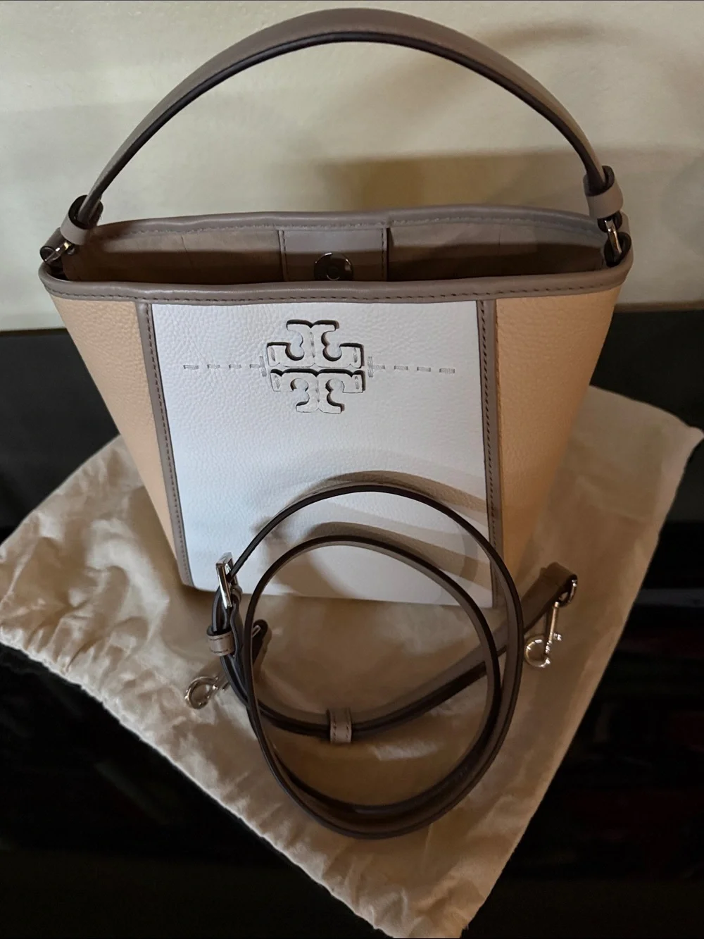 NWOT Tory Burch Small McGraw Top Handel Tan and White Pebbled Leather Crossbody